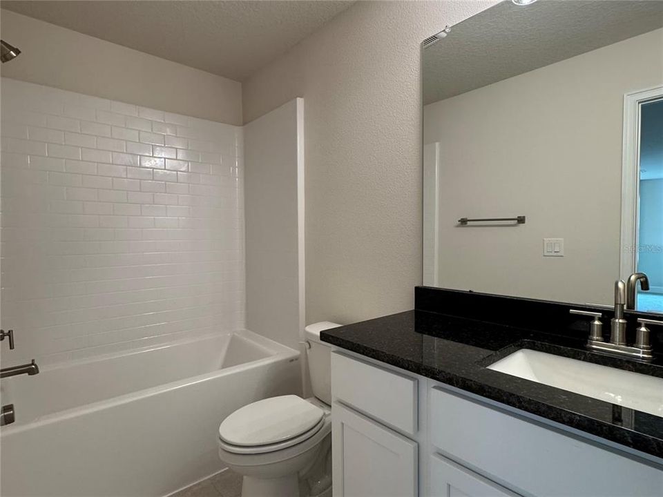 Под контрактом: $446,900 (4 спален, 2 ванн, 2405 Квадратных фут)