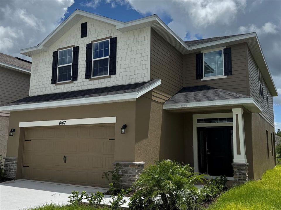 Под контрактом: $446,900 (4 спален, 2 ванн, 2405 Квадратных фут)