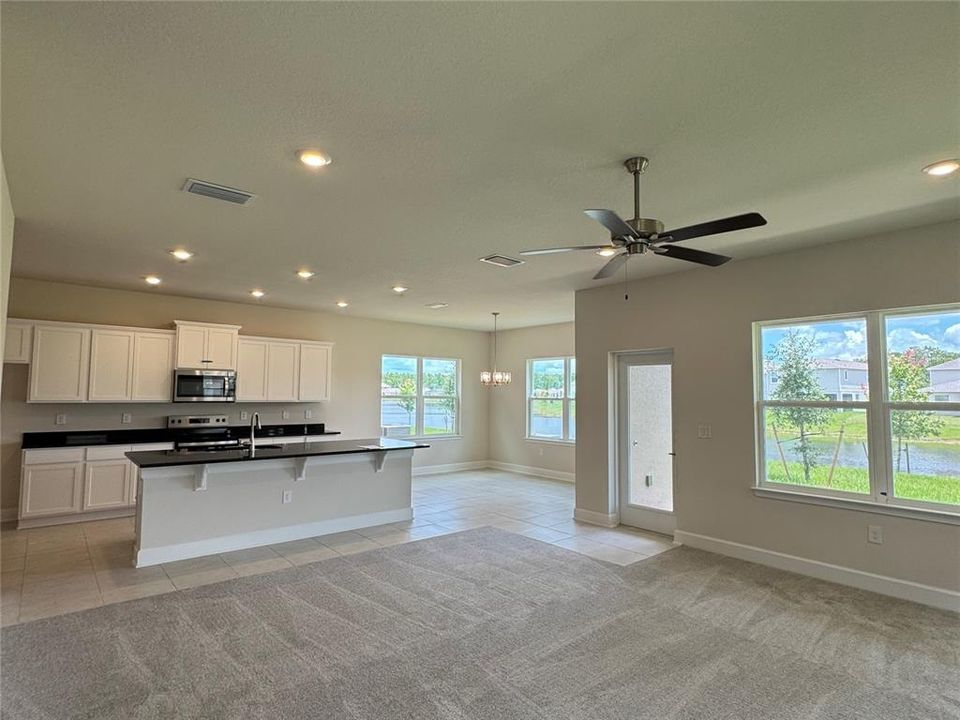 Под контрактом: $446,900 (4 спален, 2 ванн, 2405 Квадратных фут)