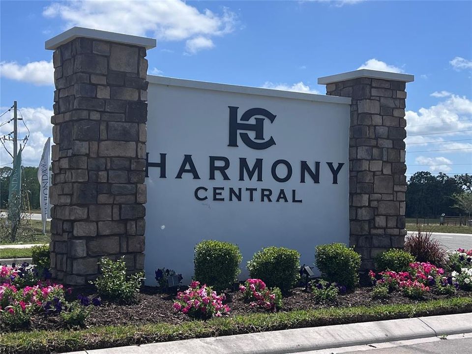 Под контрактом: $446,900 (4 спален, 2 ванн, 2405 Квадратных фут)