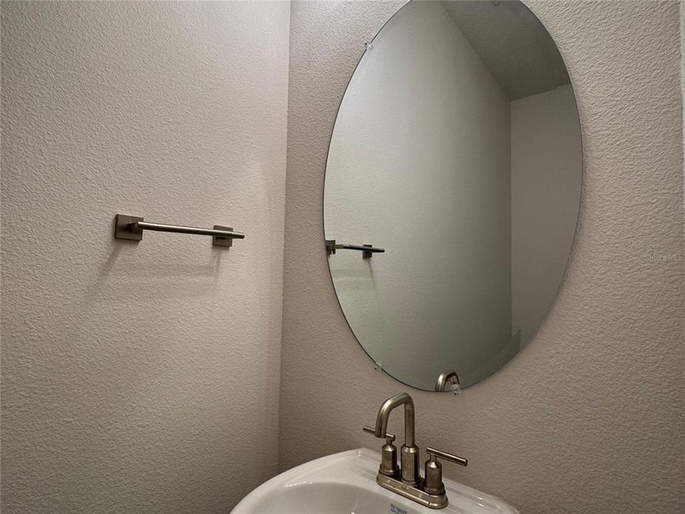 Под контрактом: $446,900 (4 спален, 2 ванн, 2405 Квадратных фут)