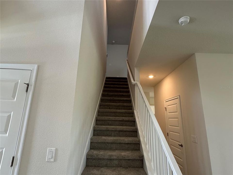 Под контрактом: $446,900 (4 спален, 2 ванн, 2405 Квадратных фут)