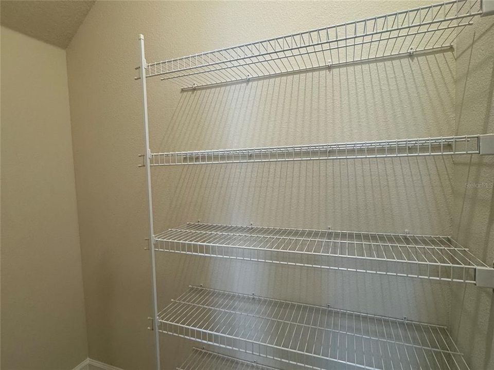 Под контрактом: $446,900 (4 спален, 2 ванн, 2405 Квадратных фут)