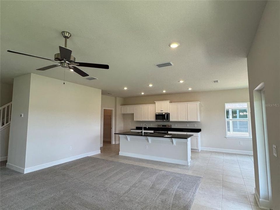 Под контрактом: $446,900 (4 спален, 2 ванн, 2405 Квадратных фут)