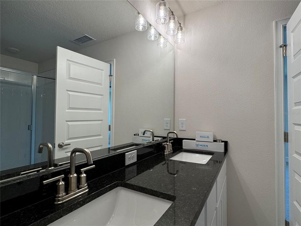 Под контрактом: $446,900 (4 спален, 2 ванн, 2405 Квадратных фут)