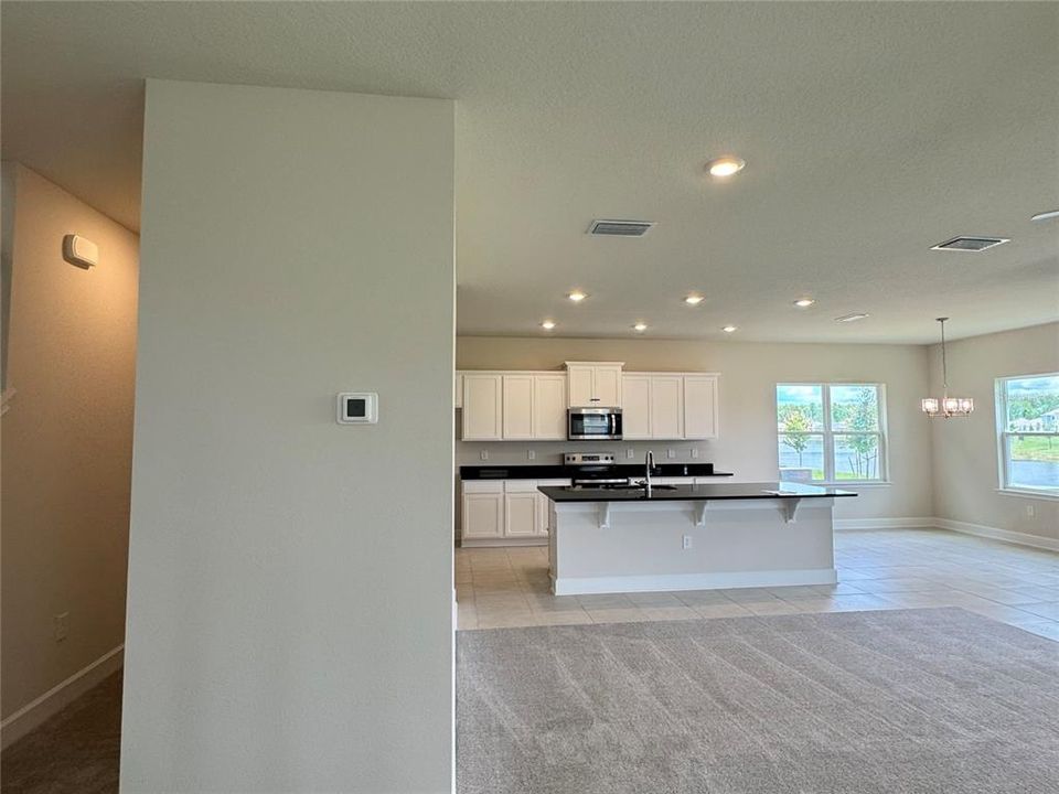 Под контрактом: $446,900 (4 спален, 2 ванн, 2405 Квадратных фут)