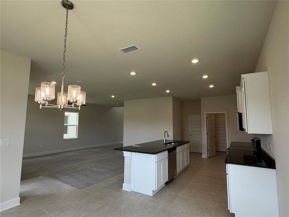 Под контрактом: $446,900 (4 спален, 2 ванн, 2405 Квадратных фут)