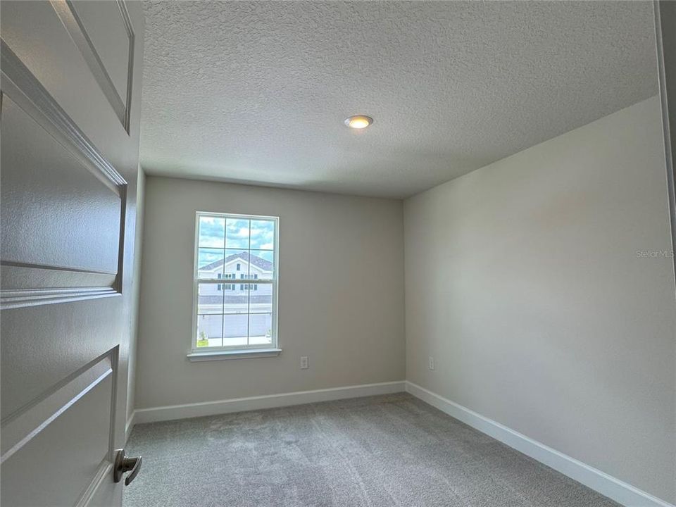 Под контрактом: $446,900 (4 спален, 2 ванн, 2405 Квадратных фут)