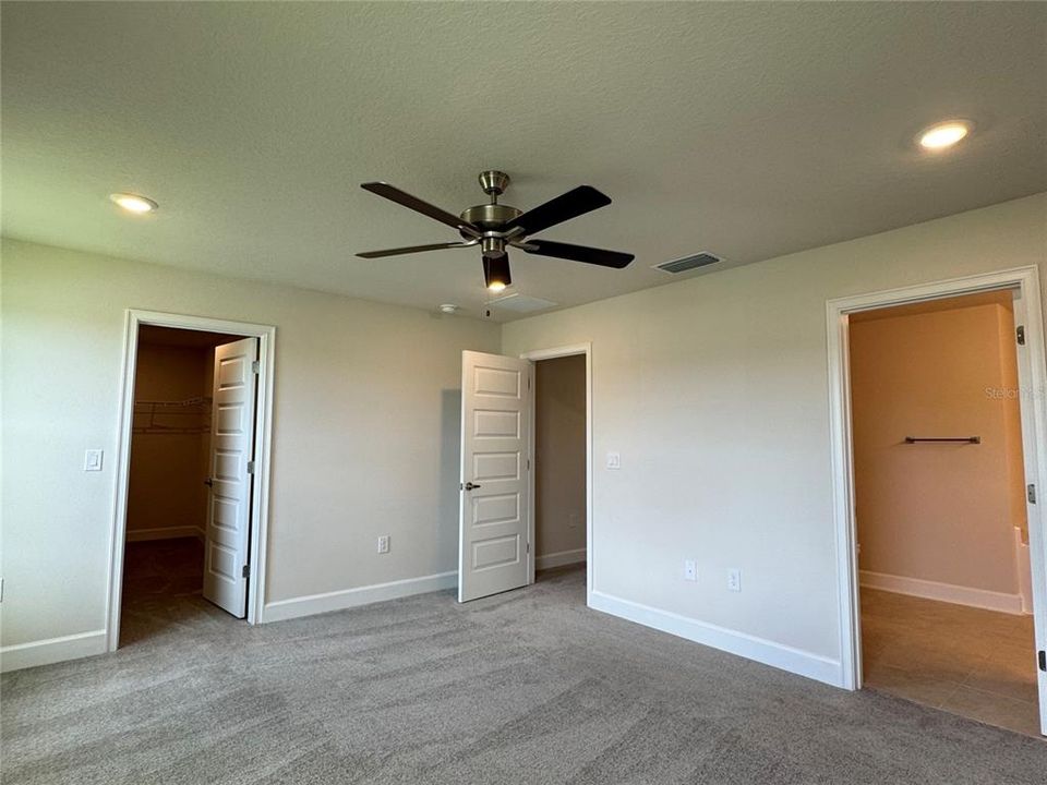 Под контрактом: $446,900 (4 спален, 2 ванн, 2405 Квадратных фут)