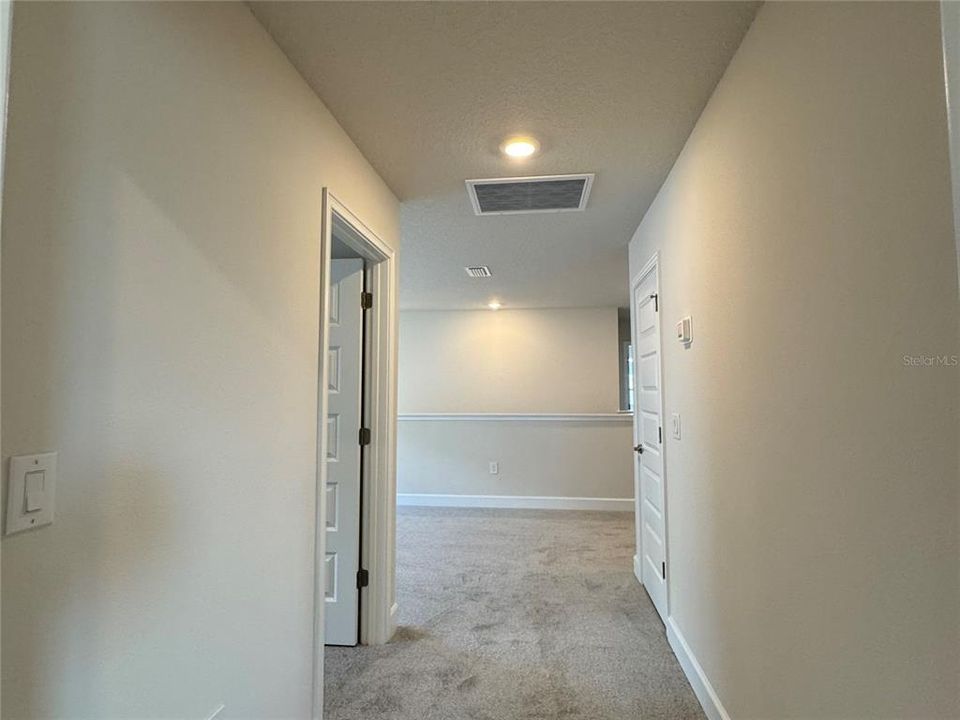 Под контрактом: $446,900 (4 спален, 2 ванн, 2405 Квадратных фут)