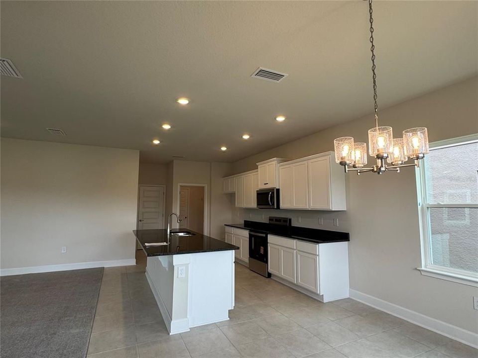 Под контрактом: $446,900 (4 спален, 2 ванн, 2405 Квадратных фут)