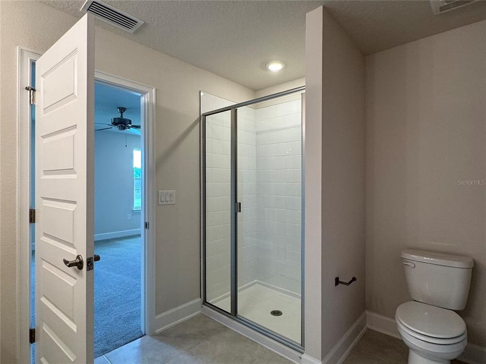 Под контрактом: $446,900 (4 спален, 2 ванн, 2405 Квадратных фут)