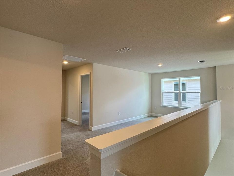 Под контрактом: $446,900 (4 спален, 2 ванн, 2405 Квадратных фут)