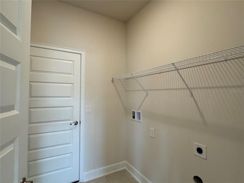 Под контрактом: $446,900 (4 спален, 2 ванн, 2405 Квадратных фут)