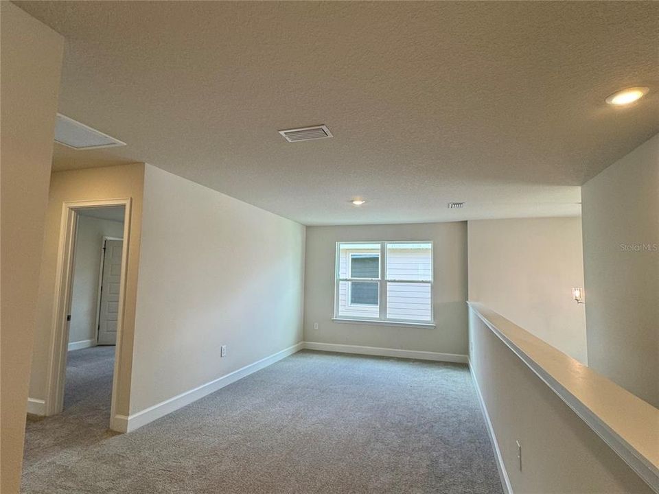 Под контрактом: $446,900 (4 спален, 2 ванн, 2405 Квадратных фут)