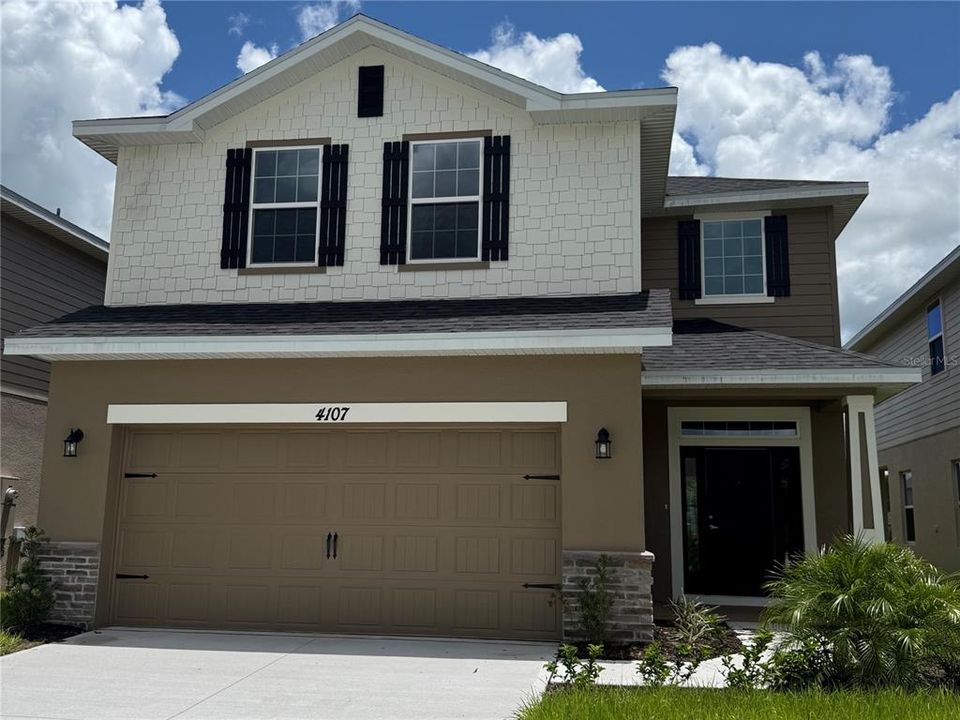 Под контрактом: $446,900 (4 спален, 2 ванн, 2405 Квадратных фут)