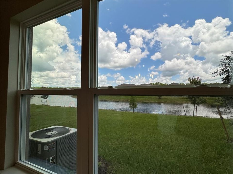 Под контрактом: $446,900 (4 спален, 2 ванн, 2405 Квадратных фут)