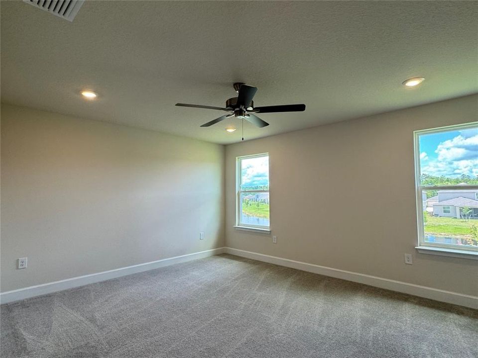 Под контрактом: $446,900 (4 спален, 2 ванн, 2405 Квадратных фут)