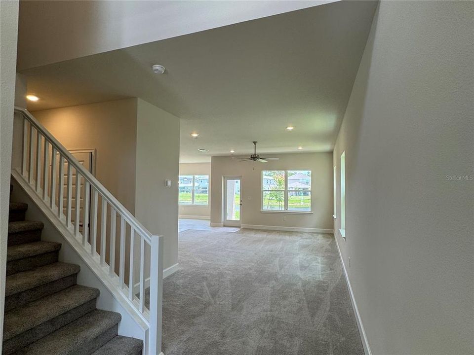 Под контрактом: $446,900 (4 спален, 2 ванн, 2405 Квадратных фут)