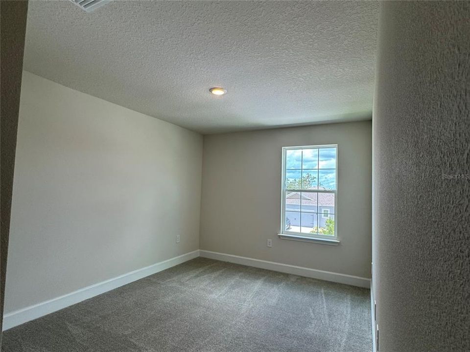 Под контрактом: $446,900 (4 спален, 2 ванн, 2405 Квадратных фут)