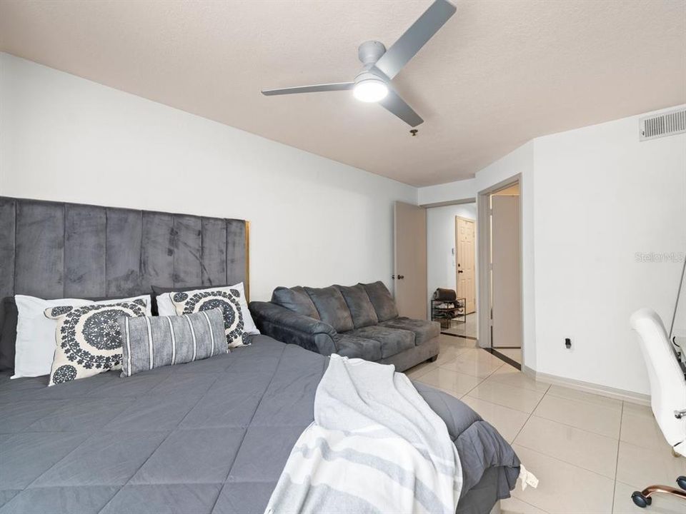 Active With Contract: $140,900 (2 beds, 2 baths, 1113 Square Feet)