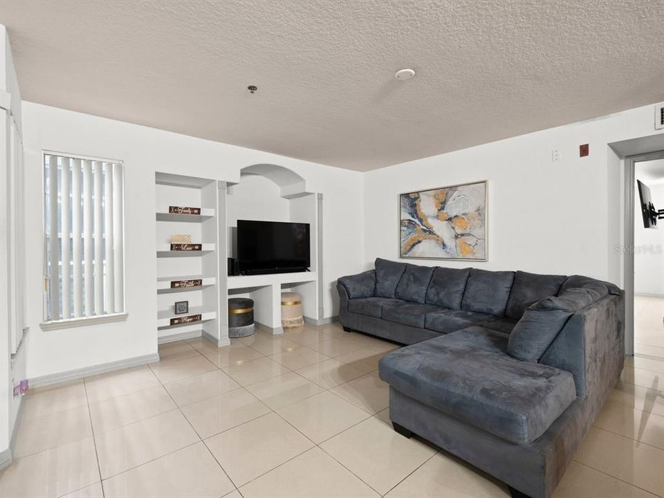 Active With Contract: $140,900 (2 beds, 2 baths, 1113 Square Feet)