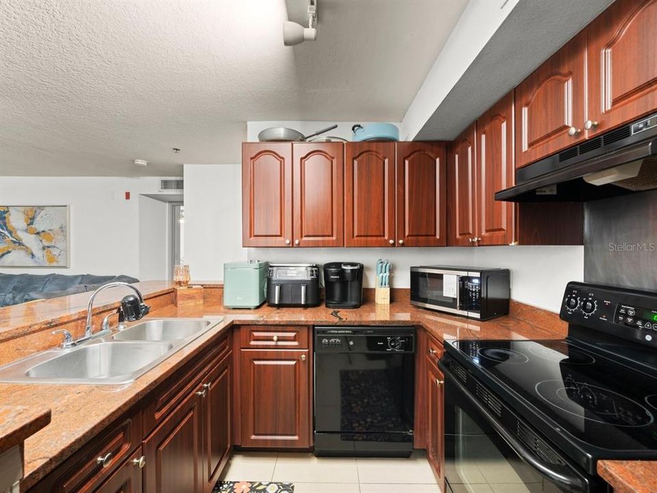 Active With Contract: $140,900 (2 beds, 2 baths, 1113 Square Feet)