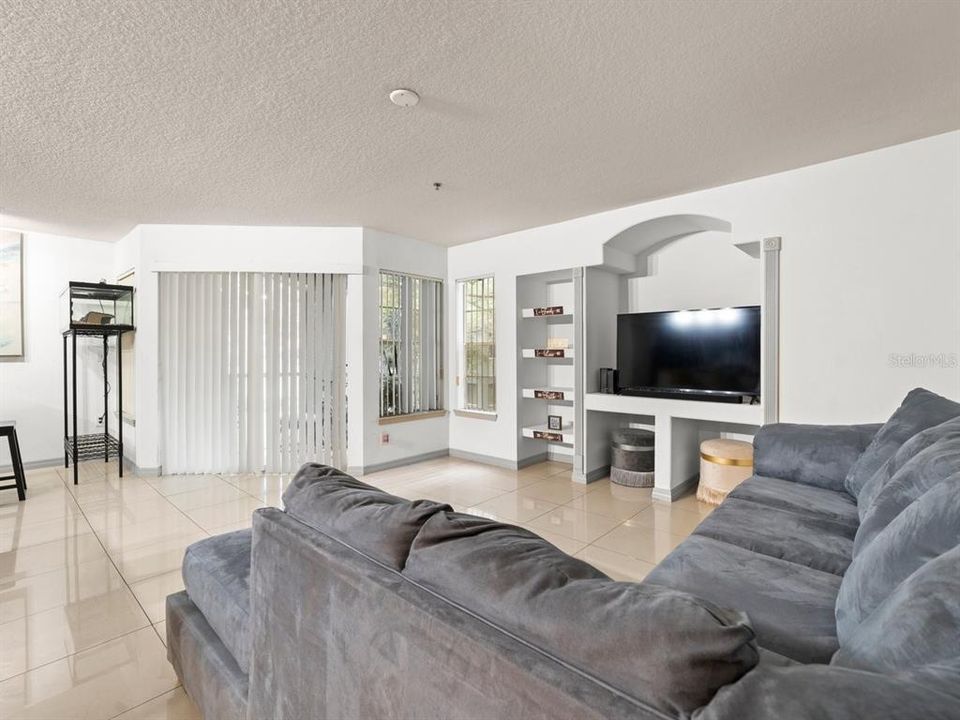 Active With Contract: $140,900 (2 beds, 2 baths, 1113 Square Feet)