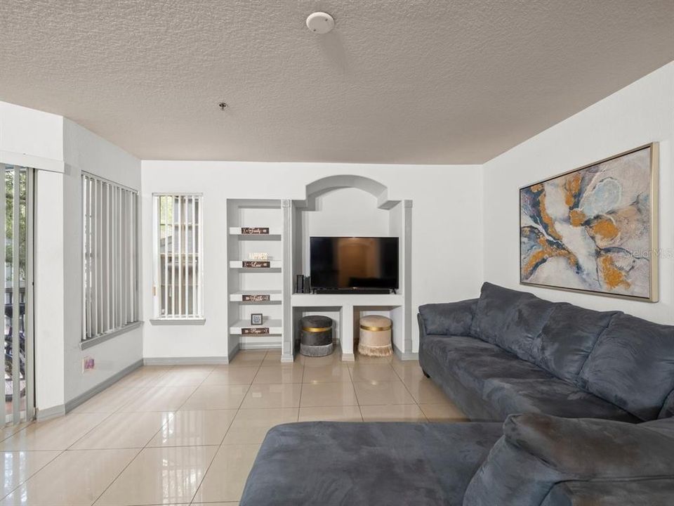 Active With Contract: $140,900 (2 beds, 2 baths, 1113 Square Feet)