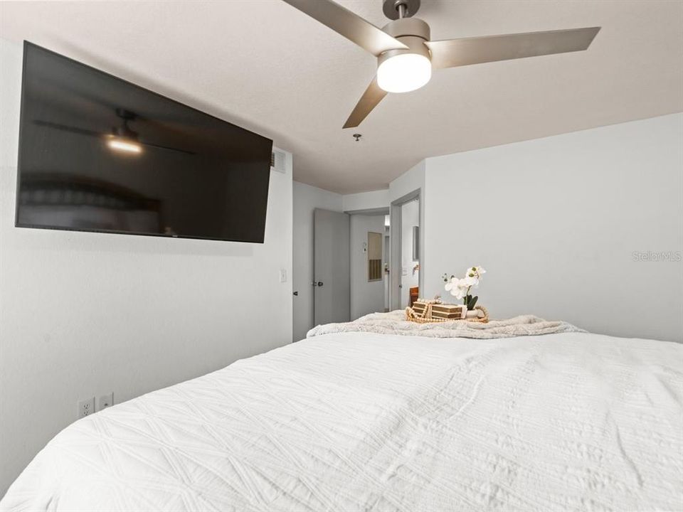 Active With Contract: $140,900 (2 beds, 2 baths, 1113 Square Feet)