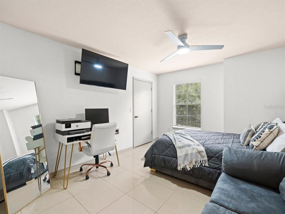 Active With Contract: $140,900 (2 beds, 2 baths, 1113 Square Feet)