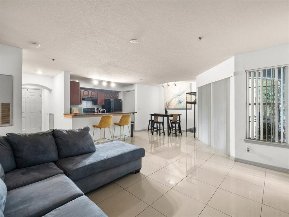 Active With Contract: $140,900 (2 beds, 2 baths, 1113 Square Feet)