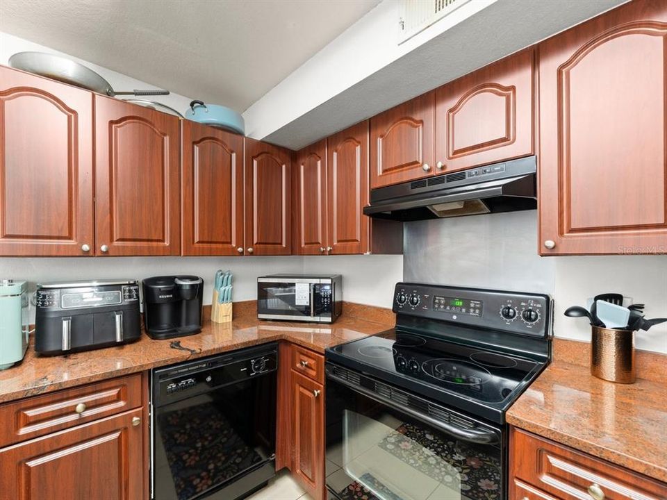 Active With Contract: $140,900 (2 beds, 2 baths, 1113 Square Feet)