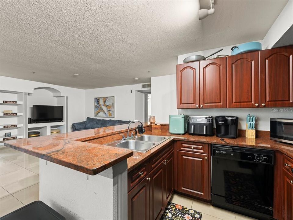 Active With Contract: $140,900 (2 beds, 2 baths, 1113 Square Feet)