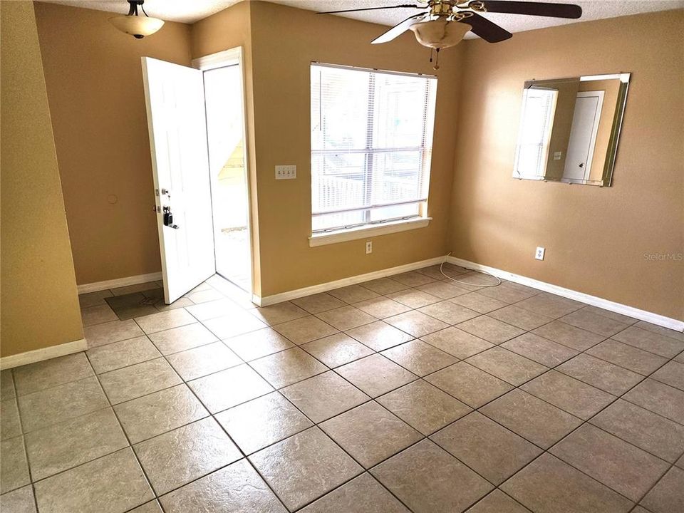 For Rent: $1,350 (2 beds, 2 baths, 833 Square Feet)