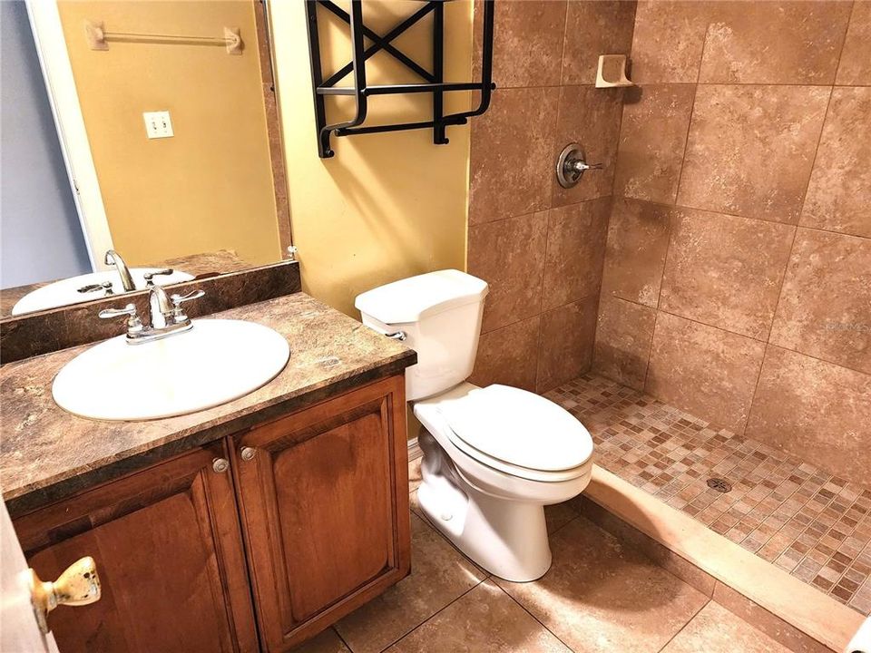 For Rent: $1,350 (2 beds, 2 baths, 833 Square Feet)