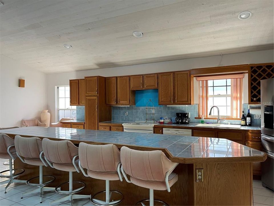 待售: $392,000 (2 贝兹, 2 浴室, 1825 平方英尺)