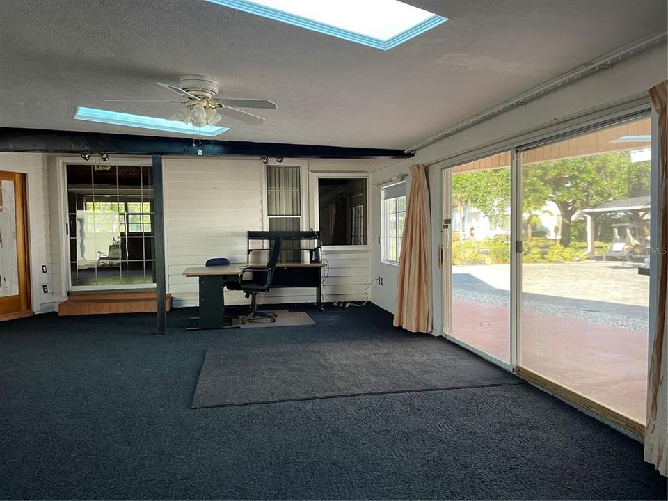 待售: $392,000 (2 贝兹, 2 浴室, 1825 平方英尺)