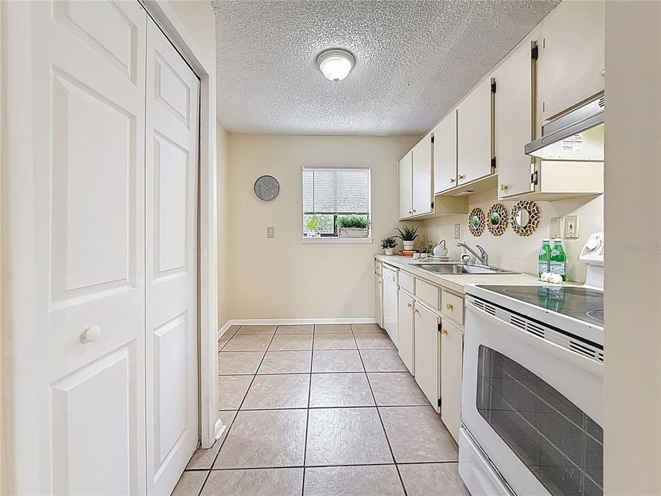 Под контрактом: $165,000 (2 спален, 2 ванн, 1032 Квадратных фут)