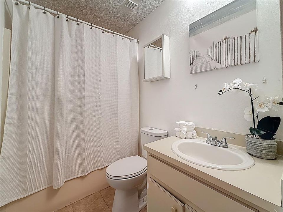 Под контрактом: $165,000 (2 спален, 2 ванн, 1032 Квадратных фут)