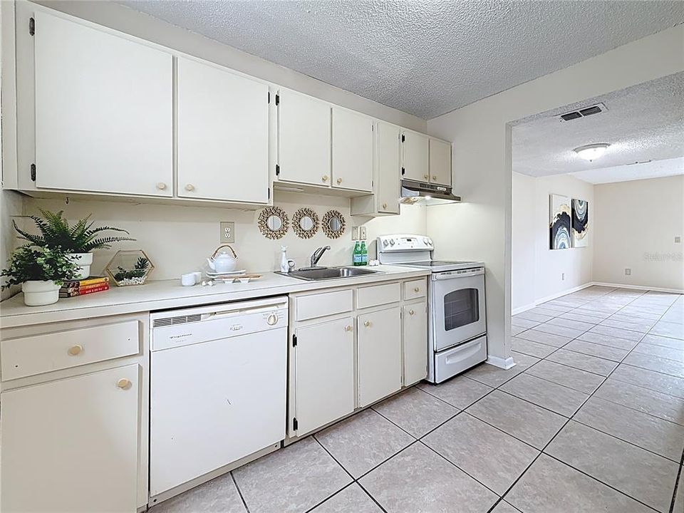 Под контрактом: $165,000 (2 спален, 2 ванн, 1032 Квадратных фут)