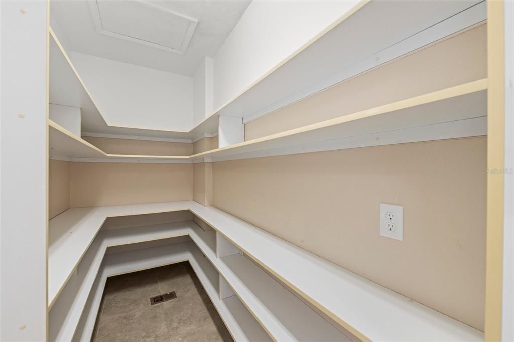 Под контрактом: $475,000 (2 спален, 2 ванн, 2315 Квадратных фут)