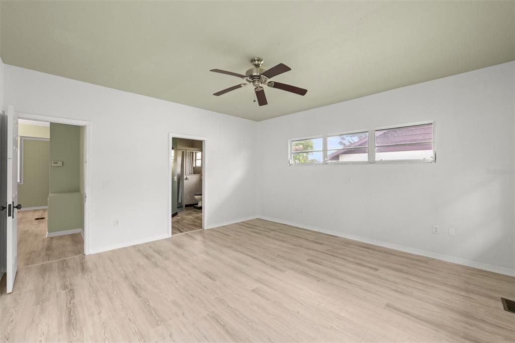 Под контрактом: $475,000 (2 спален, 2 ванн, 2315 Квадратных фут)