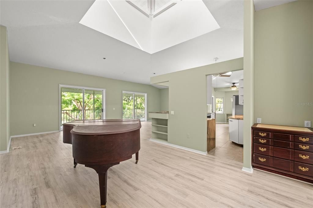 Под контрактом: $475,000 (2 спален, 2 ванн, 2315 Квадратных фут)