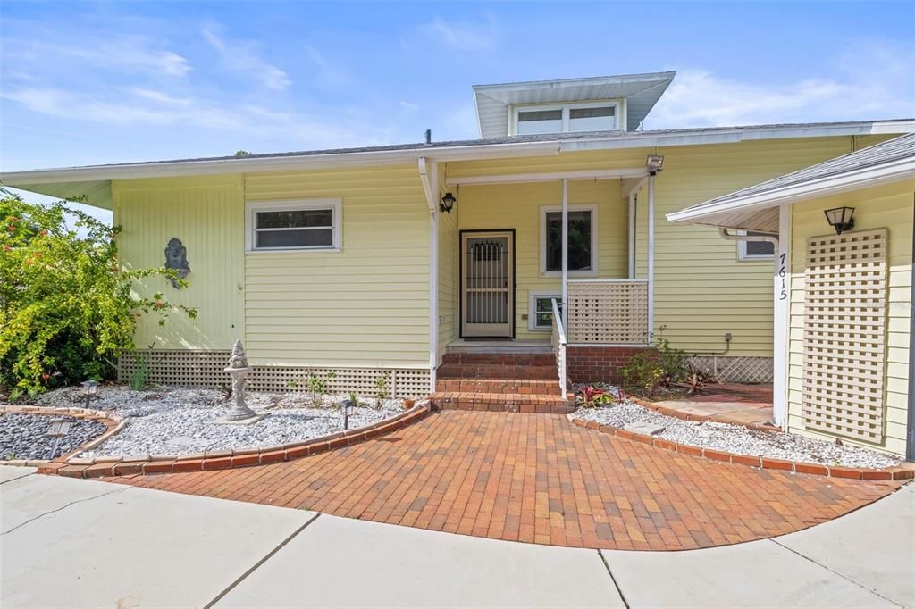 Под контрактом: $475,000 (2 спален, 2 ванн, 2315 Квадратных фут)