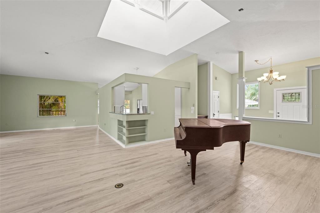 Под контрактом: $475,000 (2 спален, 2 ванн, 2315 Квадратных фут)