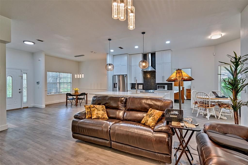 待售: $425,000 (3 贝兹, 2 浴室, 1630 平方英尺)