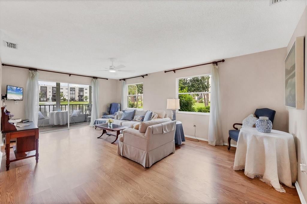 For Sale: $214,900 (2 beds, 2 baths, 1345 Square Feet)