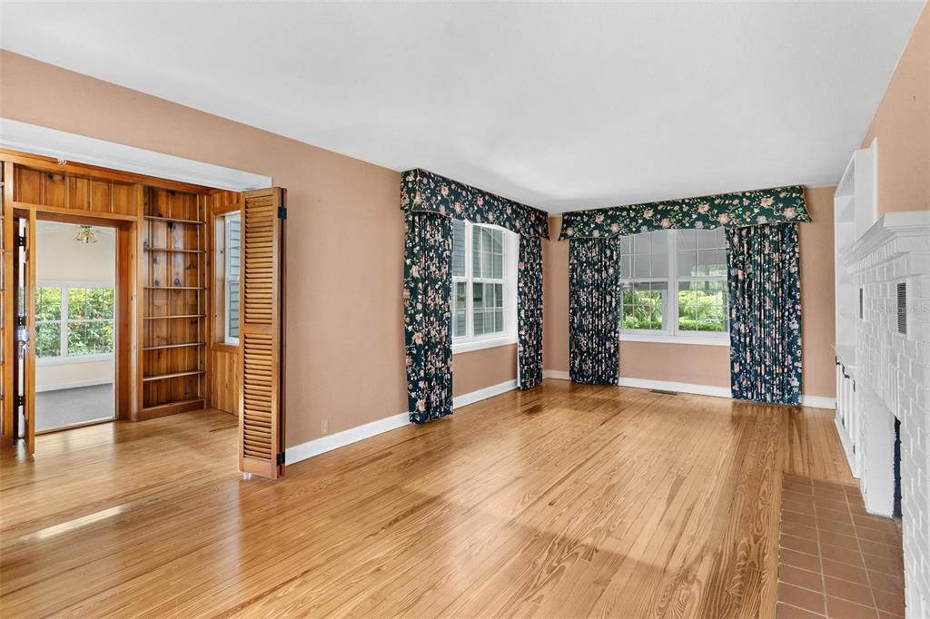 For Sale: $799,900 (4 beds, 3 baths, 4986 Square Feet)