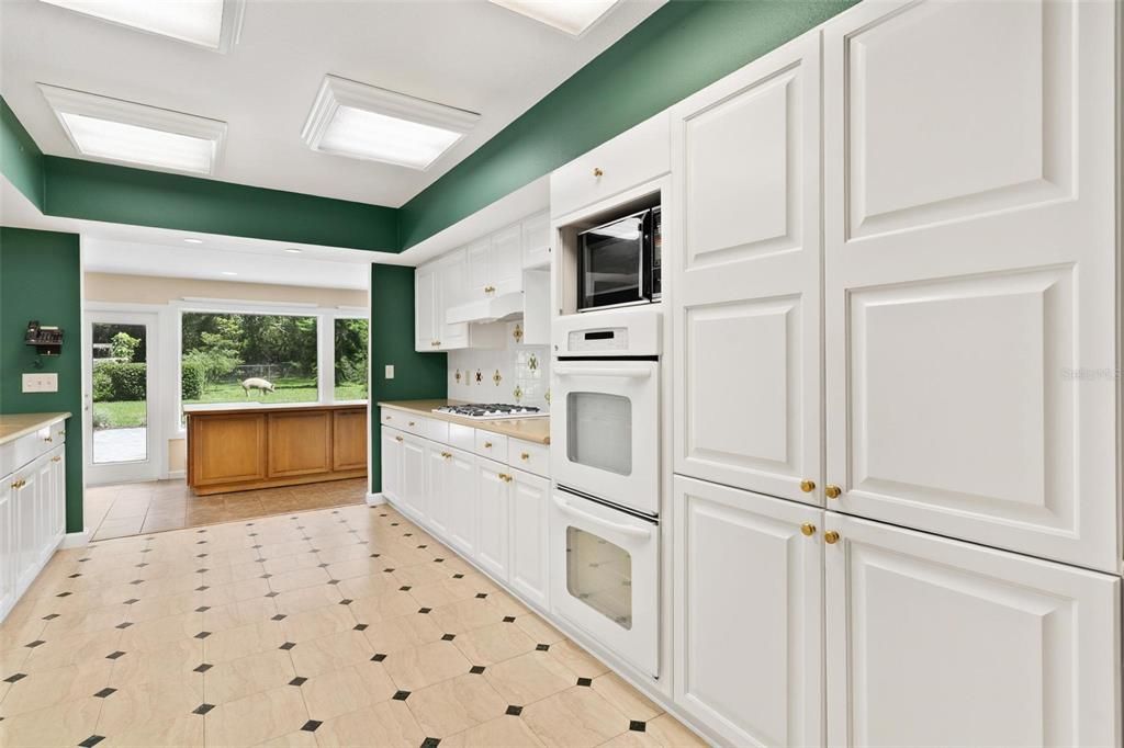 For Sale: $799,900 (4 beds, 3 baths, 4986 Square Feet)